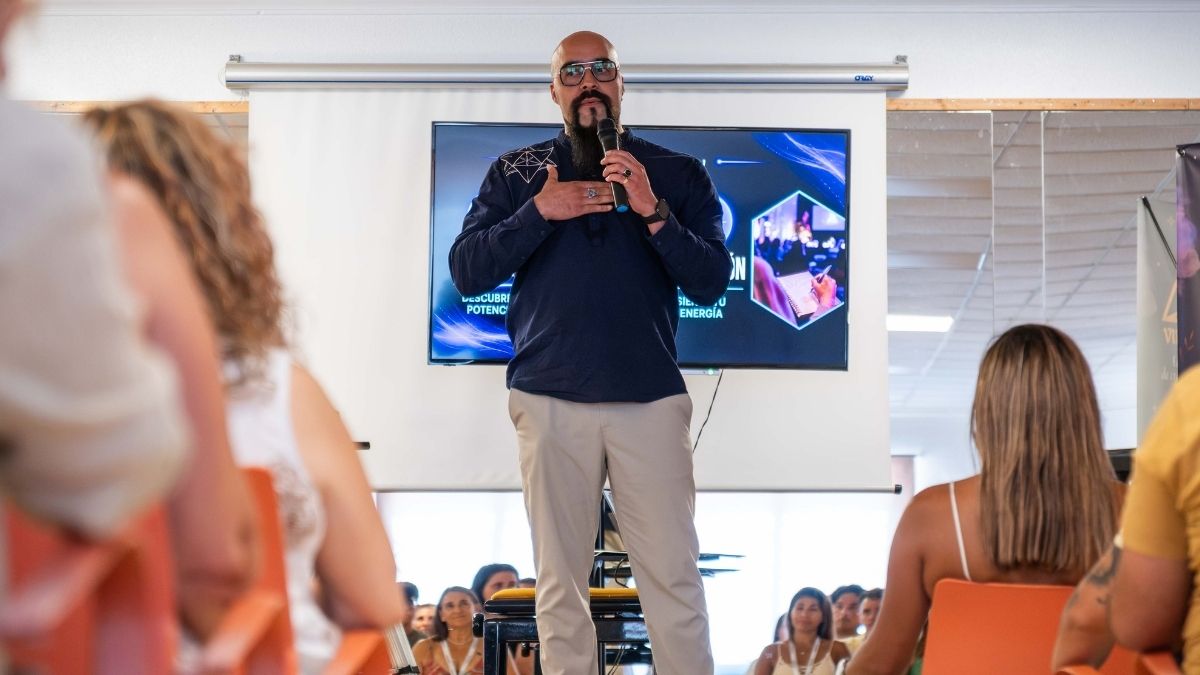 Hernán durante una presentación